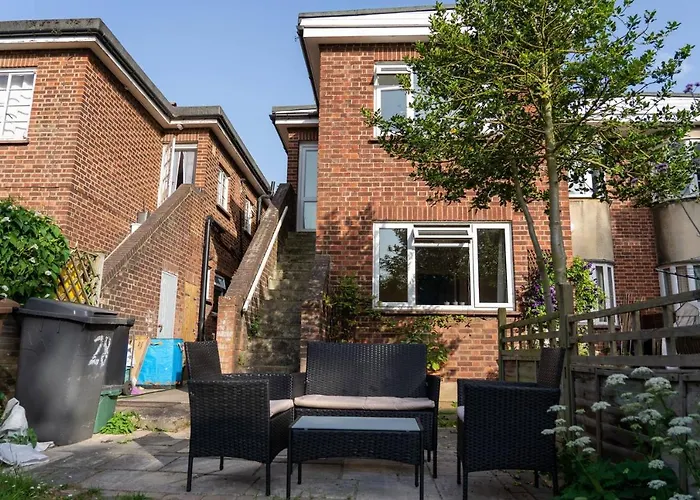 Central Chelmsford Apartment With Garden